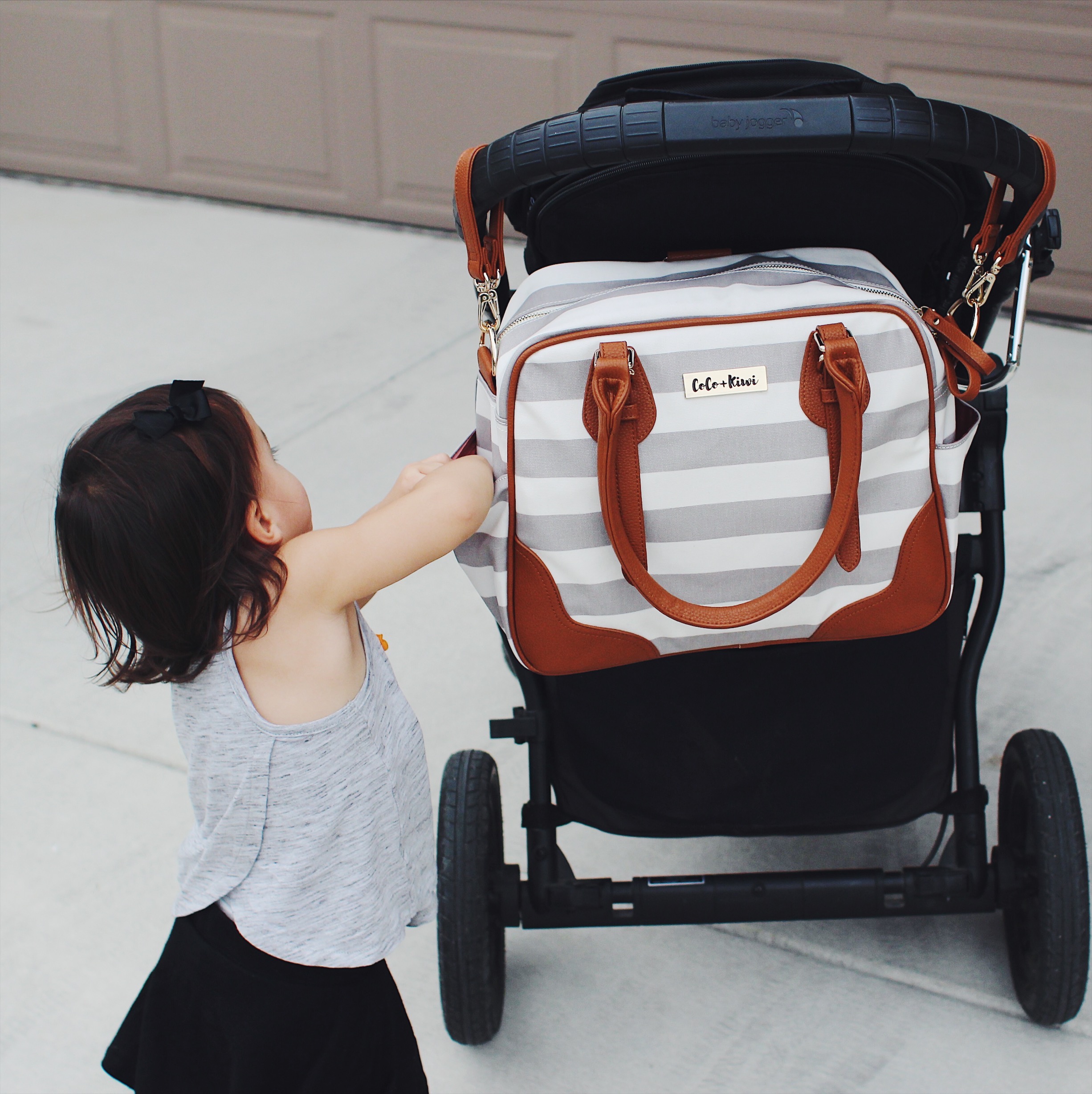 Everything you need to pack in a Toddler Diaper Bag. Toddler diaper bag essentials for a mom and her toddler.